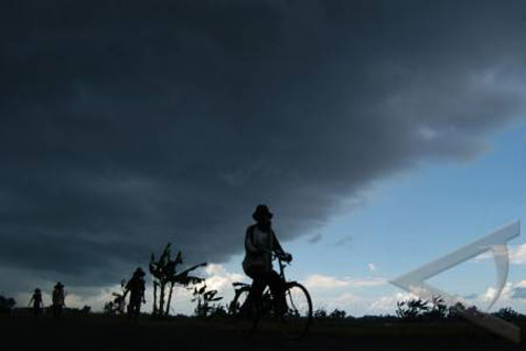  Cuaca Jabodetabek: Pagi Hujan Sedang, Malam Berawan